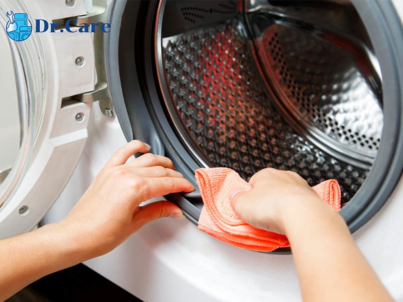 Quy trình vệ sinh máy giặt được thực hiện chuyên nghiệp